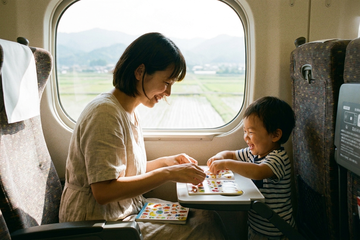 夏休みの子連れ旅行、新幹線・飛行機で「ぐずり」を防ぐ持ち物リスト7【2026年】