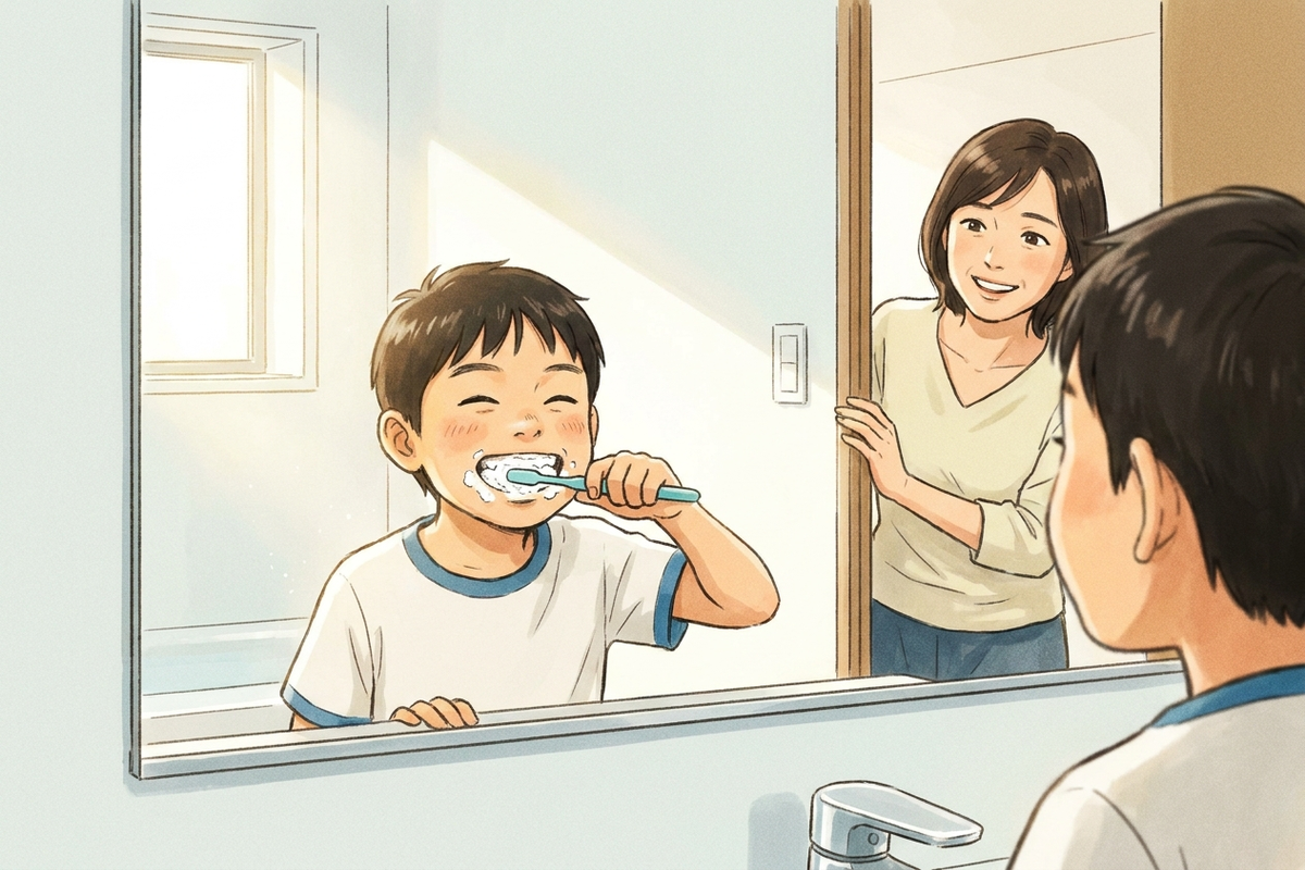 自分で歯磨きをする子どもを見守る母親