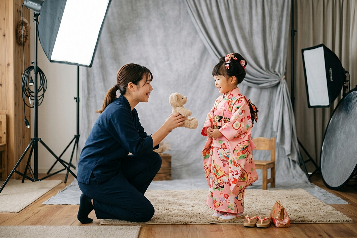 貸切スタジオで子供目線にしゃがんでぬいぐるみを見せるスタッフ